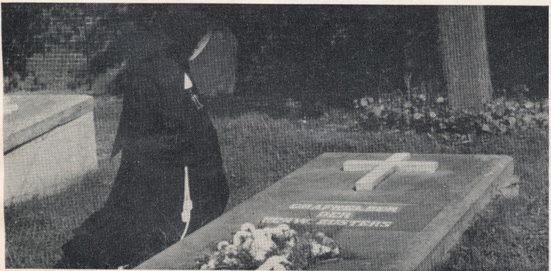Uit: Franciscanessen van de Heilige Familie honderd jaar in Nijmegen 1884-1984. Links de tombe van de tweede priesterkelder.